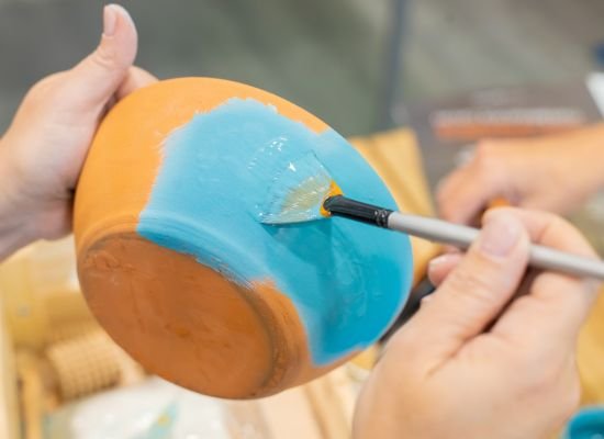 persona pintando cerámica en Cerámica Taller Assaig 7 Barcelona